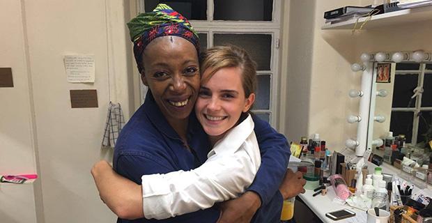 Emma Watson asiste a obra de Harry Potter y abraza a la nueva Hermione-0