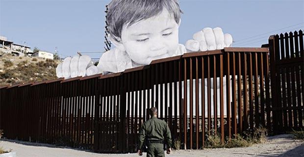 Bebé gigante observa la frontera entre México y Estados Unidos-0